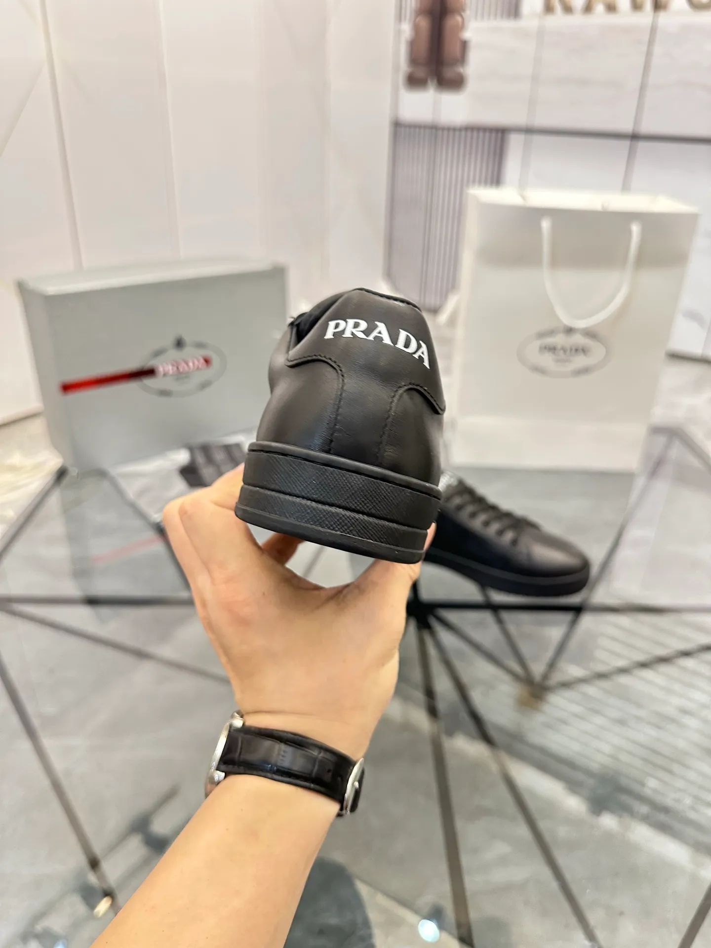 Men's shoes for sale 💰: 💰P540¥ High-end top quality Product trademark: Prada *"Prada*" low-top casual shoes Regular size: 38-45 (can be customized to 46) Product materials: imported first-layer cowhide for the upper, water-dyed cowhide lining, cowhide feet, original outsole. No.: 001